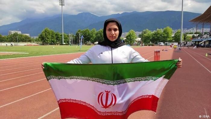 دختر برتر دو و میدانی ایران با کفش پاره کنار خیابان تمرین می‌کند