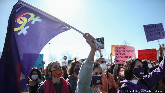 تظاهرات زنان در ترکیه علیه خروج از کنوانسیون استانبول