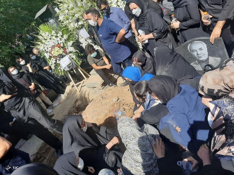 تشییع پیکر دو خبرنگار ایرنا و ایسنا در قطعه نام آوران بهشت زهرا + تصاویر