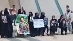 نیروهای امنیتی مادران دادخواه معترض را در متروی صادقیه تهران پس از ضرب و شتم بازداشت کردند - Gooya News