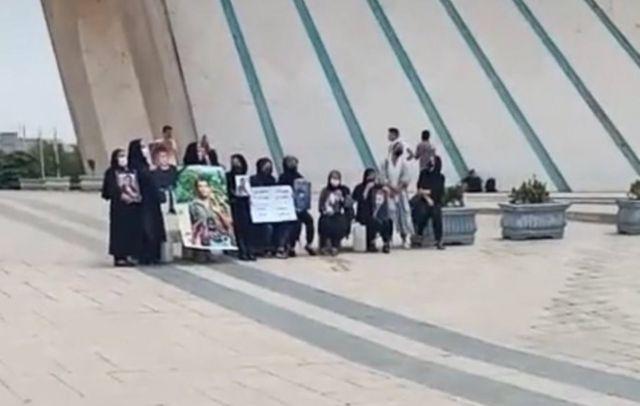 شماری از 'مادران عزادار' پس از تجمع میدان آزادی 'بازداشت شدند'