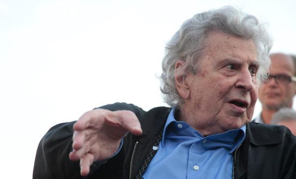 میکیس تئودوراکیس: نغمه‌سرای مقاومت و امید