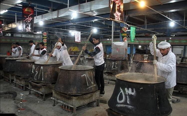 شله مشهدی؛ پای ثابت سفره عزاداران حسینی/ عطر نذری خاص خراسانی‌ها در کوچه‌ها پیچیده است