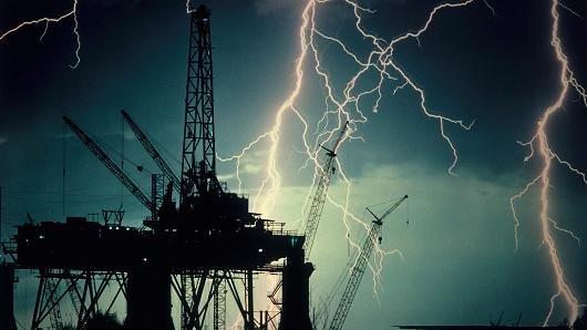 فرار کارکنان سکوهای نفتی خلیج مکزیکو در آستانه وقوع طوفان