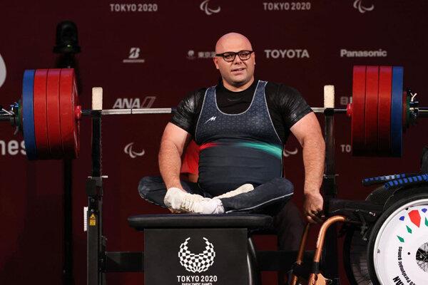 Iranian powerlifter wins silver medal at Paralympics 2020