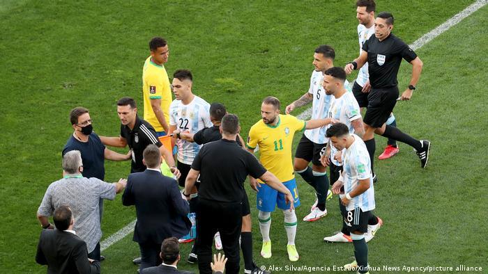 دیدار برزیل و آرژانتین با حضور ناگهانی پلیس ناتمام ماند