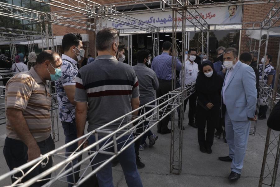 بازدید سرپرست دانشگاه علوم پزشکی تهران از مرکز واکسیناسیون شهید کسری اسمعیلی