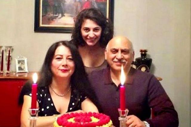 دختر انوشه اشوری: 'پدرم در ایران گروگان است'؛ زندگی خانواده زندانیان ایرانی-بریتانیایی و کارزار برای آزادی آنها