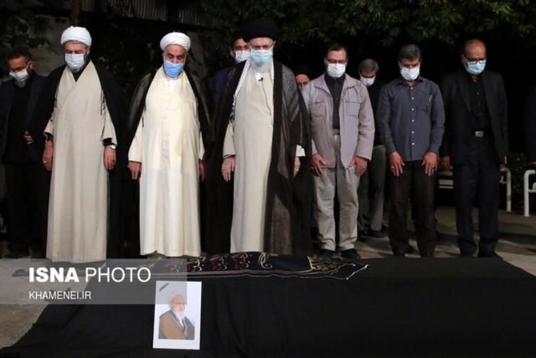 اقامه نماز رهبر انقلاب بر پیکر آیت‌الله حسن‌زاده آملی