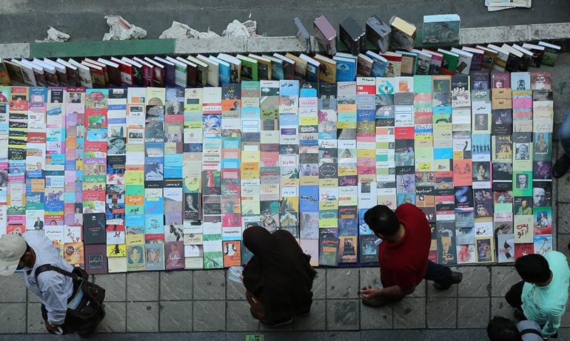 چقدر اهل کتاب خواندن هستید؟/ بدون تعارف با رهگذران خیابان درباره کتابخوانی + فیلم