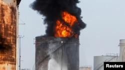 مهار آتش‌سوزی عظیم تاسیسات نفتی در جنوب لبنان؛ وزیر انرژی می‌گوید ناشی از «اشتباه» در جابجایی بنزین بود