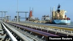 رویترز: یک ابرنفتکش ایرانی حامل دو میلیون بشکه نفت خام آماده ترک آب‌های ونزوئلا است
