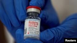 تصمیم‌گیری برای تأیید تزریق واکسن مدرنا به نوجوانان به تعویق افتاد
