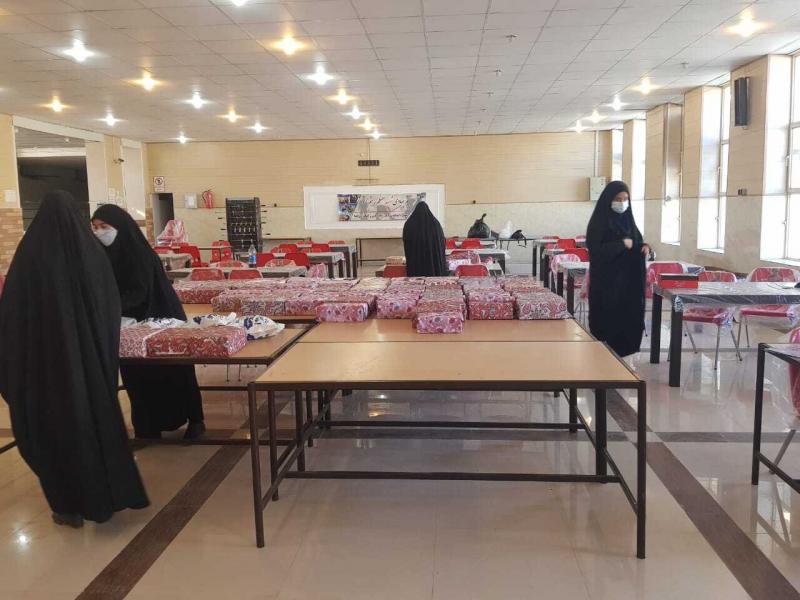 اهدا ۱۱۶ کفش و ۴۰۰ دست لباس به دانش آموزان مناطق محروم فسا از سوی جهادگران