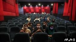کرونا در ایران | بازگشت فعالیت سالن‌های کنسرت و سینما به حالت عادی به رغم نگرانی از ورود گونه جدید کرونا