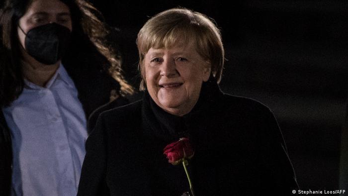 آنگلا مرکل در مراسم رسمی با مقام صدراعظمی آلمان خداحافظی کرد