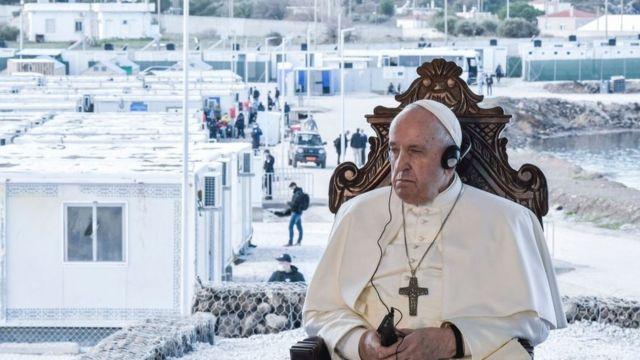 دفاع احساسی پاپ از پناهندگان؛ پاپ فرانسیس در سفر به یونان با پناهجویان در جزیره لسبوس دیدار کرده است