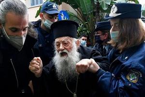 فریاد کشیش یونانی بر سر پاپ فرانسیس + فیلم - Gooya News