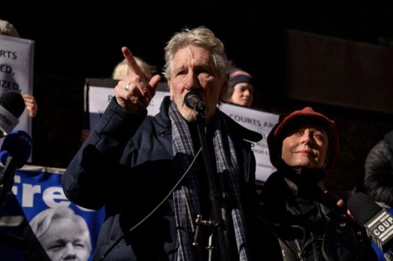 ابراز نگرانی برادر آسانژ درباره جان وی