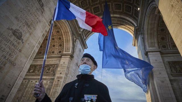 در پی خشم راستگرایان، پرچم اتحادیه اروپا از طاق پیروزی پاریس برداشته شد