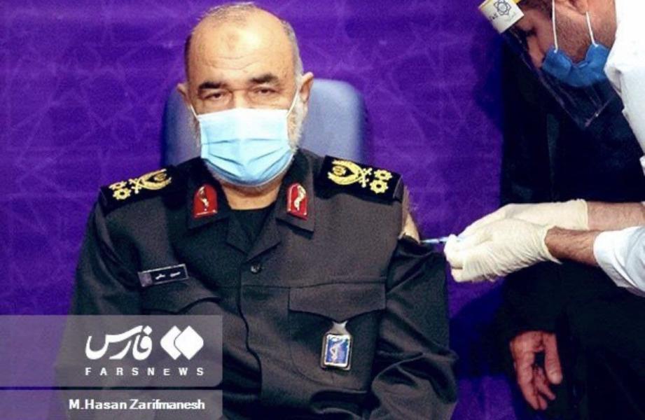 تصویری از واکسن زدن فرمانده کل سپاه و پاره کردن آستین برای تزریق!
