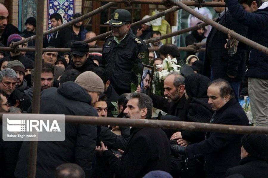 عکس| تصویر کمتر دیده شده از رییس صداوسیما در مراسم تشییع یکی از شهدای حادثه هواپیمای اکراینی