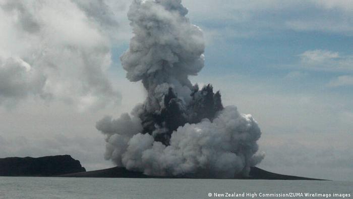 فوران آتشفشان ارتباط جزایر تونگا را با دنیای خارج قطع کرد