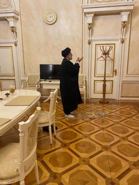 نماز خواندن رئیسی در کاخ کرملین +  تفاوت میزبانی پوتین از رئیسی و اردوغان - Gooya News