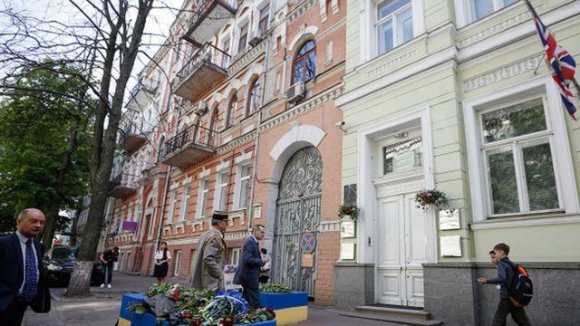 بریتانیا خروج کارکنان سفارتش از اوکراین را آغاز کرد