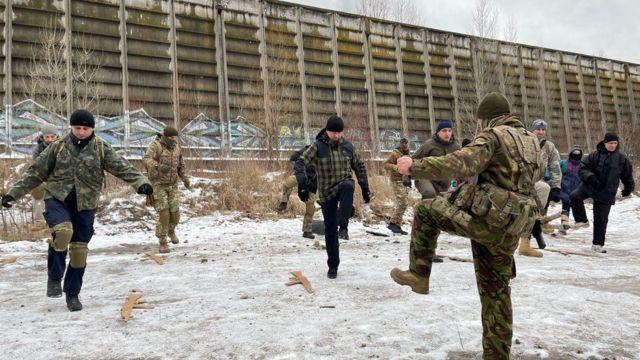 اوکراین؛ غیرنظامیان برای مقابله با تهدید نظامی روسیه آماده می‌شوند