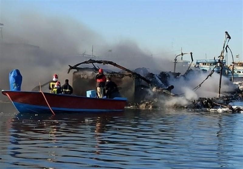 آتش‌سوزی ۷ لنج تجاری در اسکله صیادی عسلویه