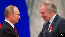 دو ارکستر فیلارمونیک رهبر روس خود را به دلیل «حمایت او از پوتین» برکنار کردند
