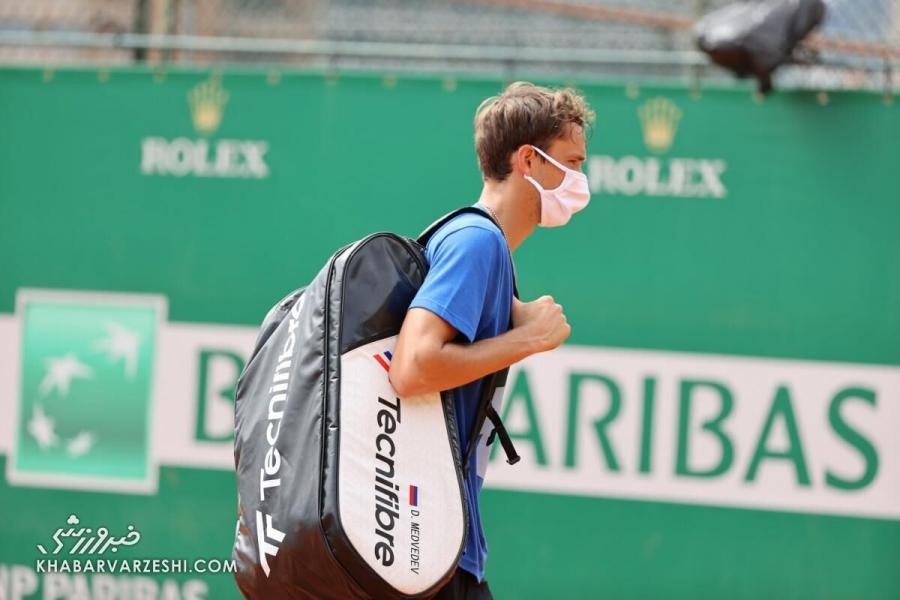 حمله اوکراینی‌ها به مرد شماره یک تنیس جهان/ مدودف در آستانه حذف از گرنداسلم‌ها