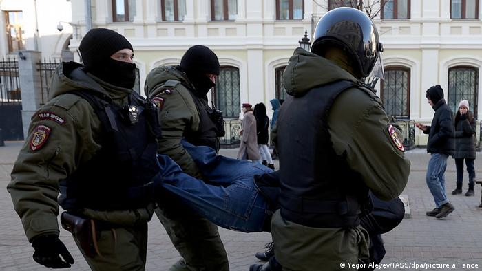 در اعتراضات ضدجنگ در ۴۹ شهر روسیه ۳۵۰۰ نفر بازداشت شدند