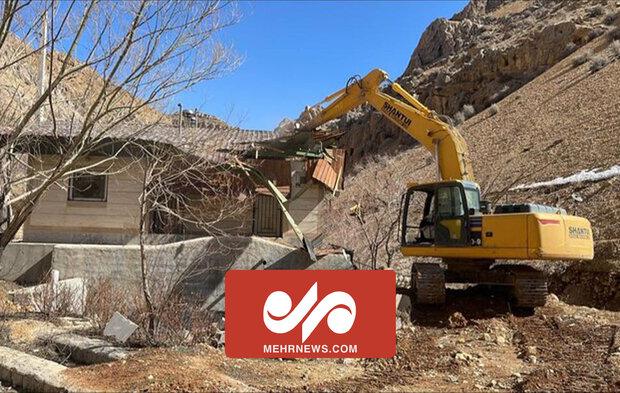 تخریب سازه‌های حاشیه رودخانه چله‌گاه متعلق به نهادهای دولتی
