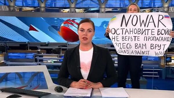  اعتراض به جنگ اوکراین در جریان پخش زنده تلویزیون روسیه 