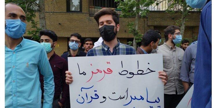 دانشجویان ملایری در اعتراض به هتک حرمت قرآن کریم تجمع می‌کنند