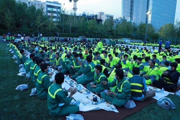 برپایی مراسم افطاری با حضور پاکبانان و باغبانان منطقه ۲