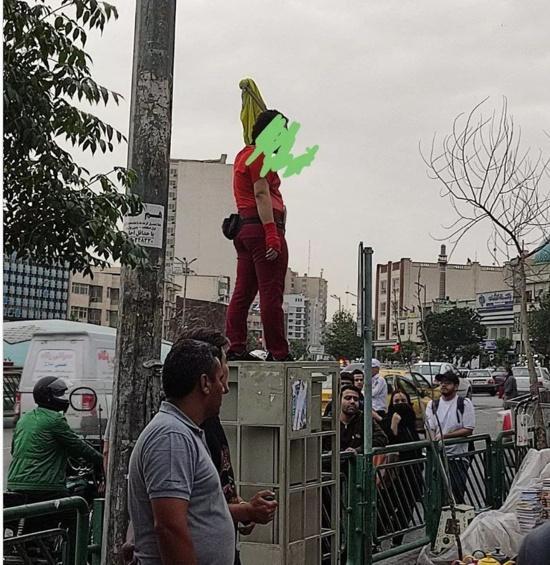  اعتراض یک فرد ترنس به شیوه دختران خیابان انقلاب  - Gooya News