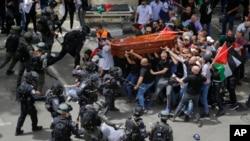 درگیری میان سربازان اسرائیلی و فلسطینی‌ها در مراسم خاکسپاری خبرنگار شبکه الجزیره