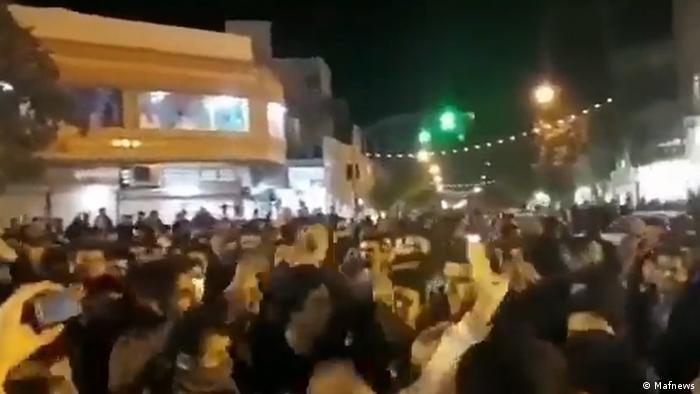 شبکه‌‌های اجتماعی: ادامه اعتراضات به گرانی در ایران و حمله به معترضان