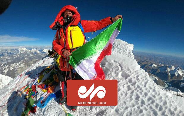 بوسه کوهنورد ۶۳ ساله ایرانی بر پرچم ایران در قله «اورست»