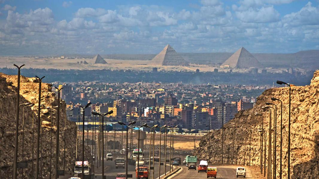 رانندگی با چشم انداز بسیار دیدنی اهرام مصر