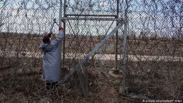 یونان حصار مرزی با ترکیه را در برابر پناهجویان گسترش می‌دهد