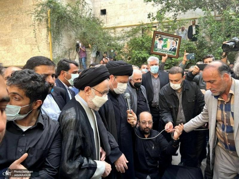 اقامه نماز سید حسن خمینی بر پیکر مرحوم دعایی