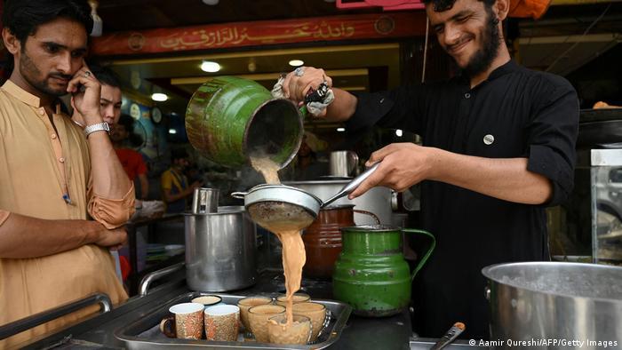 درخواست وزیر از مردم پاکستان: کمتر چای بنوشید!