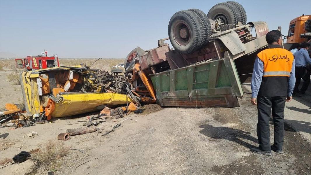کرمان/ ۳ کشته در تصادف کامیون و مینی بوس