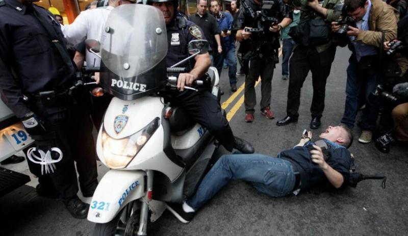 رفتار وحشیانه پلیس آمریکا با معترضان + فیلم