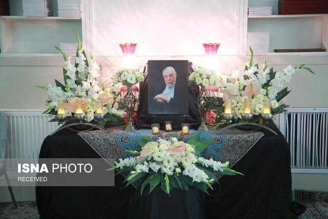 پیکر مرحوم احمد مهدوی دامغانی وارد حرم رضوی شد