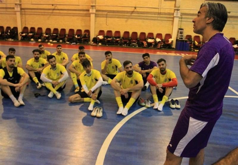 خوراکچی: شرایط تیم ملی فوتسال بحرانی است؛ نباید از شمسایی توقع قهرمانی داشته باشیم/ بازیکنان باتجربه دعوت شوند